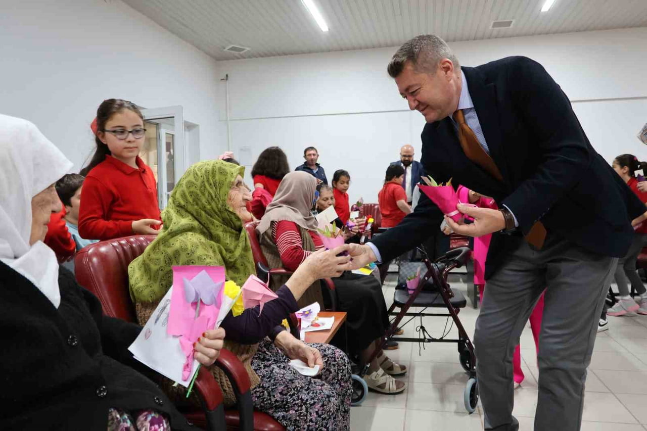 HUZUREVİNDE ANNELER GÜNÜNE ÖZEL ANLAMLI BULUŞMA