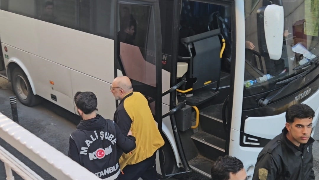 İBB, SON DALGA OPERASYONUNDA GÖZALTINA ALINAN 12 KİŞİ SAĞLIK KONTROLÜNDEN GEÇİRİLDİ