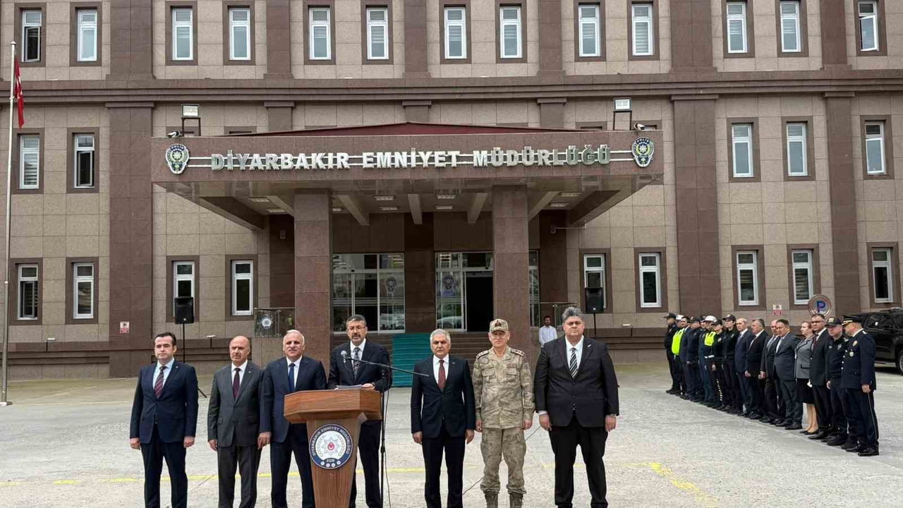 İÇİŞLERİ BAKAN YARDIMCISI ALİ ÇELİK DİYARBAKIR İL EMNİYET MÜDÜRLÜĞÜNDE BASIN AÇIKLAMASI...