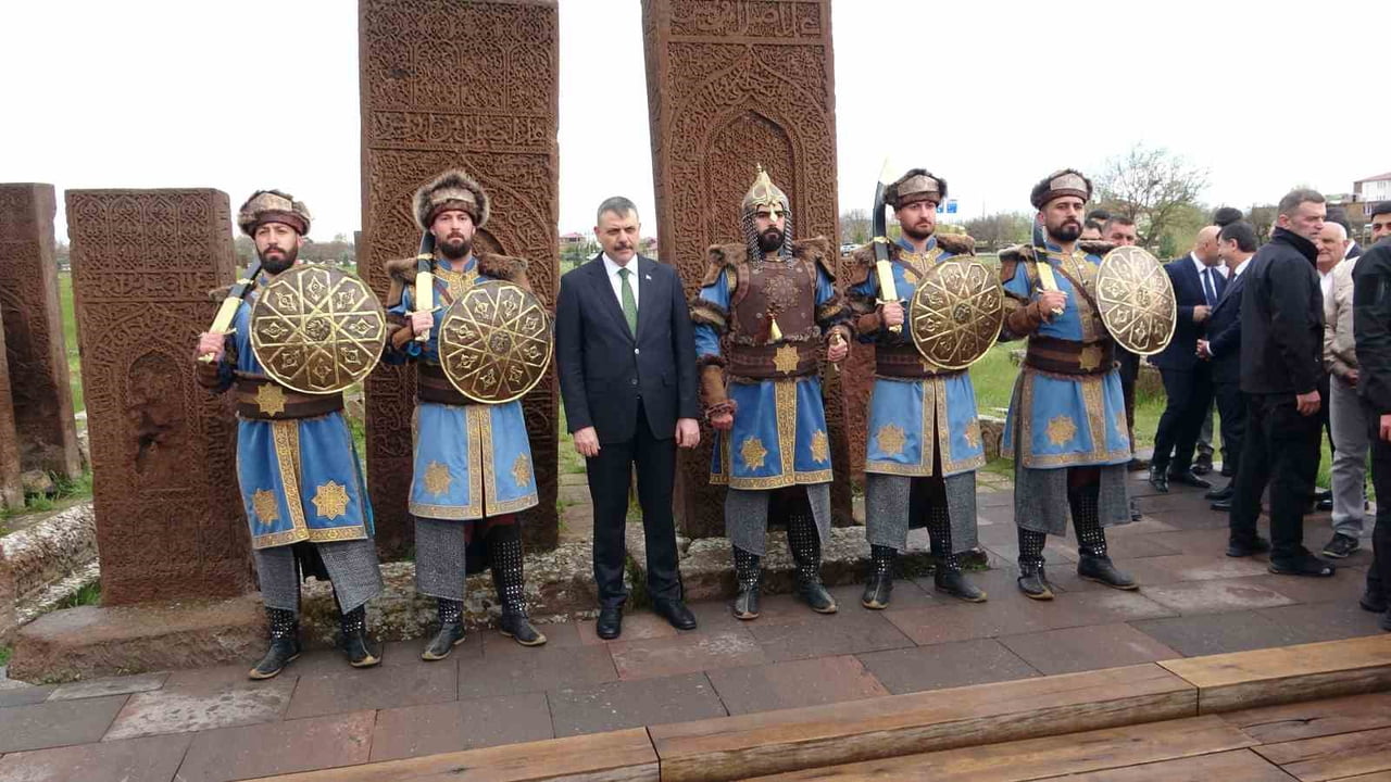 İÇİŞLERİ BAKANI MUSTAFA ÇİFTÇİ, AHLAT'TA SELÇUKLU MEZARLIĞINI ZİYARET ETTİ