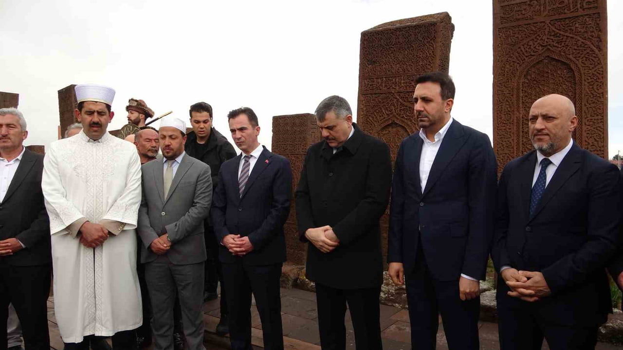 İÇİŞLERİ BAKANI MUSTAFA ÇİFTÇİ, AHLAT'TA SELÇUKLU MEZARLIĞINI ZİYARET ETTİ