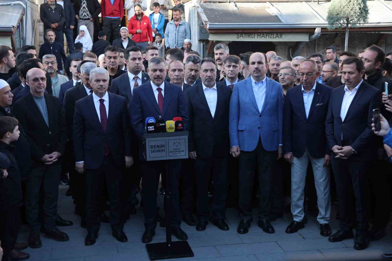 İÇİŞLERİ BAKANI MUSTAFA ÇİFTÇİ, BAYRAM NAMAZINI MEMLEKETİ KONYA'DA KILDI.