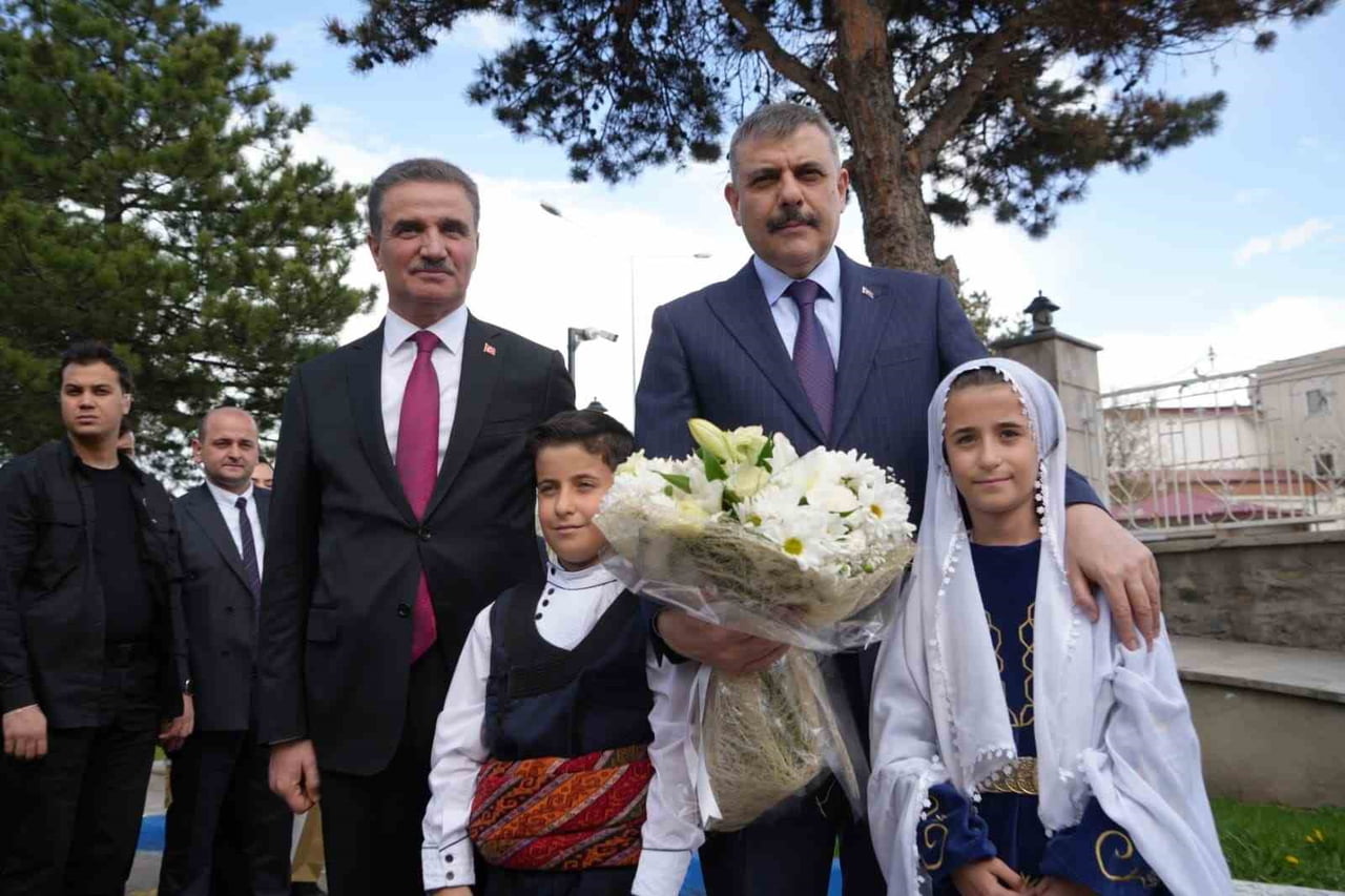 İÇİŞLERİ BAKANI MUSTAFA ÇİFTÇİ, ERZURUM VALİLİĞİNİ ZİYARET ETTİ.
