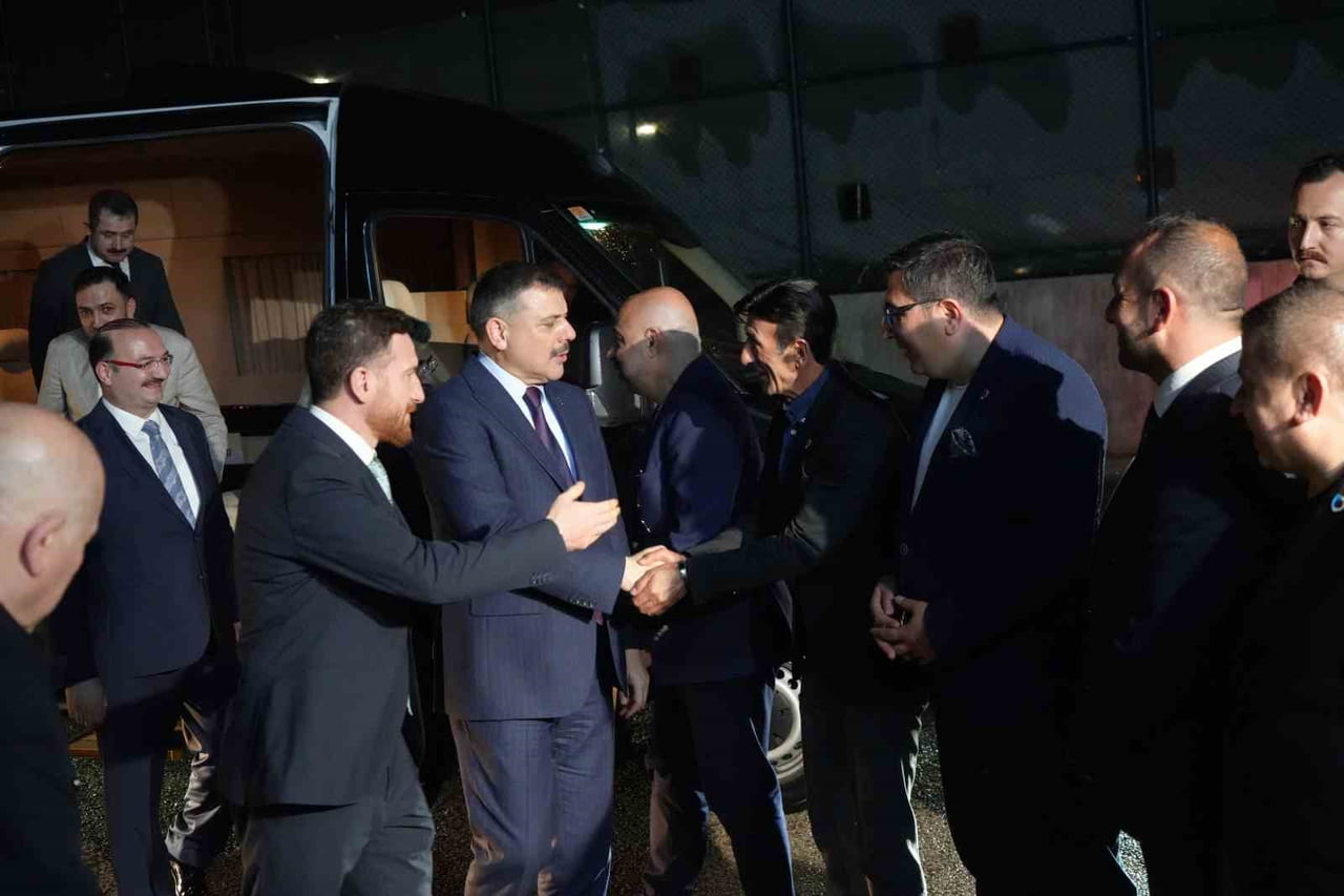 İÇİŞLERİ BAKANI MUSTAFA ÇİFTÇİ, SÜPER LİGE YÜKSELEN ERZURUMSPOR FK'YI ZİYARET ETTİ.