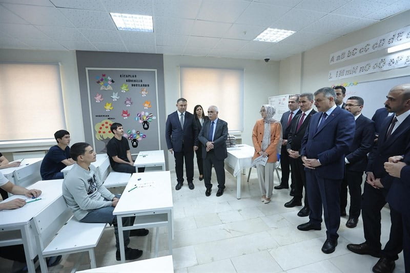 İÇİŞLERİ BAKANI MUSTAFA ÇİFTÇİ VE ANAYASA MAHKEMESİ BAŞKANI KADİR ÖZKAYA AŞKALE GERİ GÖNDERME...