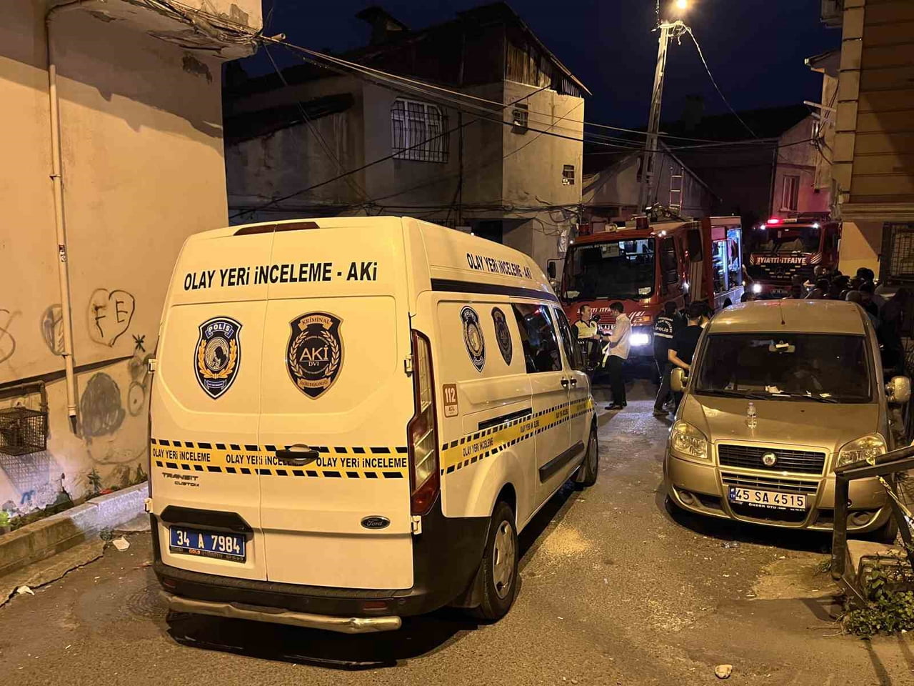 İDDİAYA GÖRE, SOKAKTA BULUNAN 3 KATLI BİNANIN BODRUM KATINDA HENÜZ BELİRLENEMEYEN NEDENLE YANGIN...
