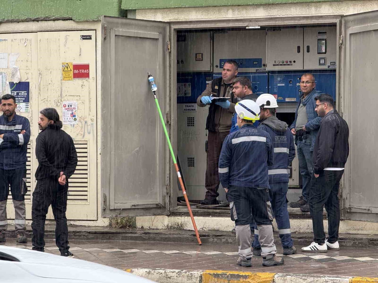 IĞDIR'DA ARIZALI TRAFODA ÇALIŞMA YAPTIĞI SIRADA ELEKTRİK AKIMINA KAPILAN BİR İŞÇİ HASTANEYE...
