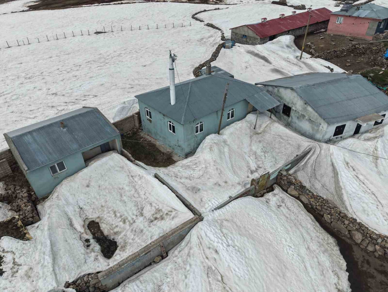 IĞDIR'DA KAR ALTINDAKİ EVLER HAVADAN GÖRÜNTÜLENDİ