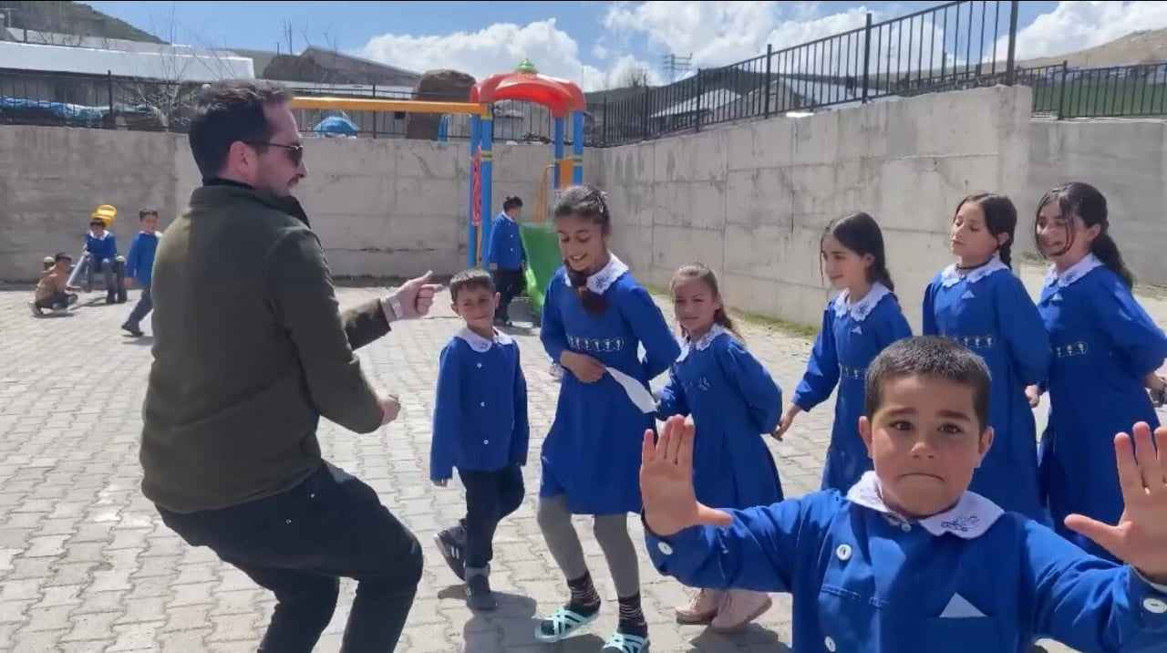 IĞDIR'IN TUZLUCA İLÇESİNE BAĞLI GÜLAHMET İLKOKULU'NDA ÖĞRENCİLERİN ÖĞRETMENLERİYLE BİRLİKTE...