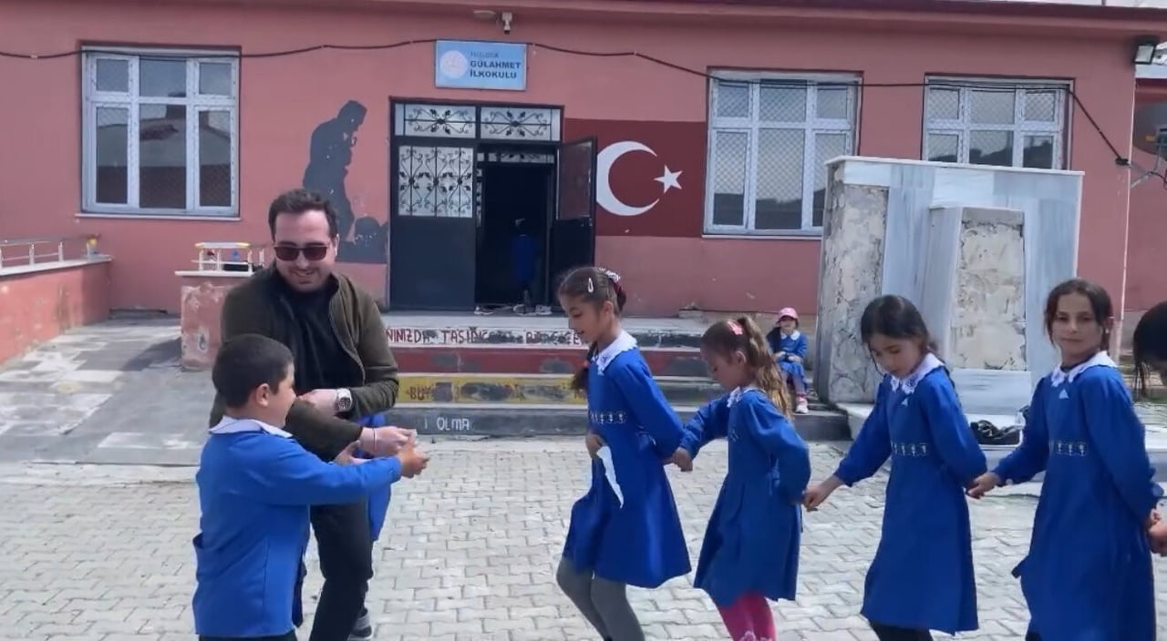 IĞDIR'IN TUZLUCA İLÇESİNE BAĞLI GÜLAHMET İLKOKULU'NDA ÖĞRENCİLERİN ÖĞRETMENLERİYLE BİRLİKTE...