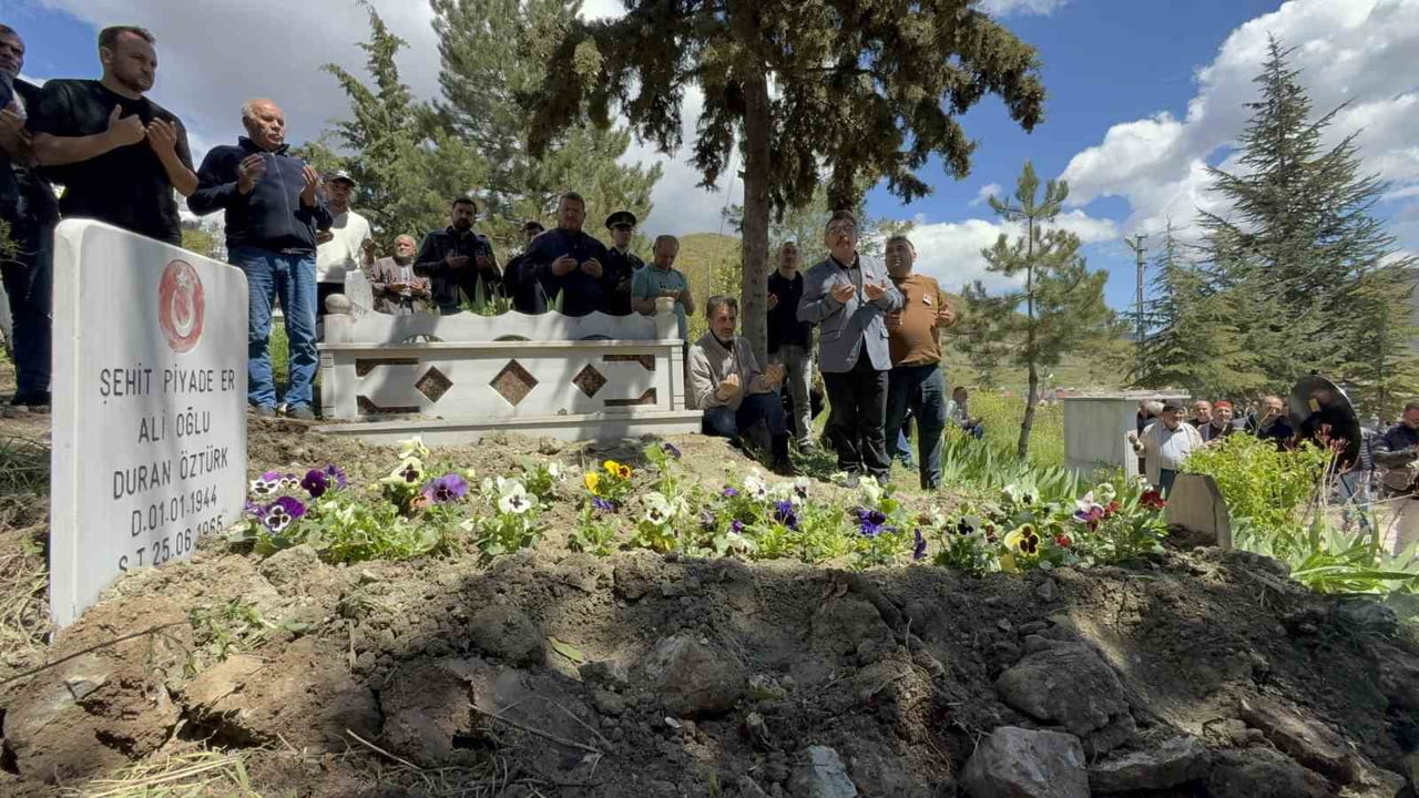 IĞDIR’DA 61 YIL BOYUNCA KİMSESİZLER MEZARLIĞINDA BULUNAN ŞEHİT ONBAŞI DURAN ÖZTÜRK’ÜN NAAŞIYLA...