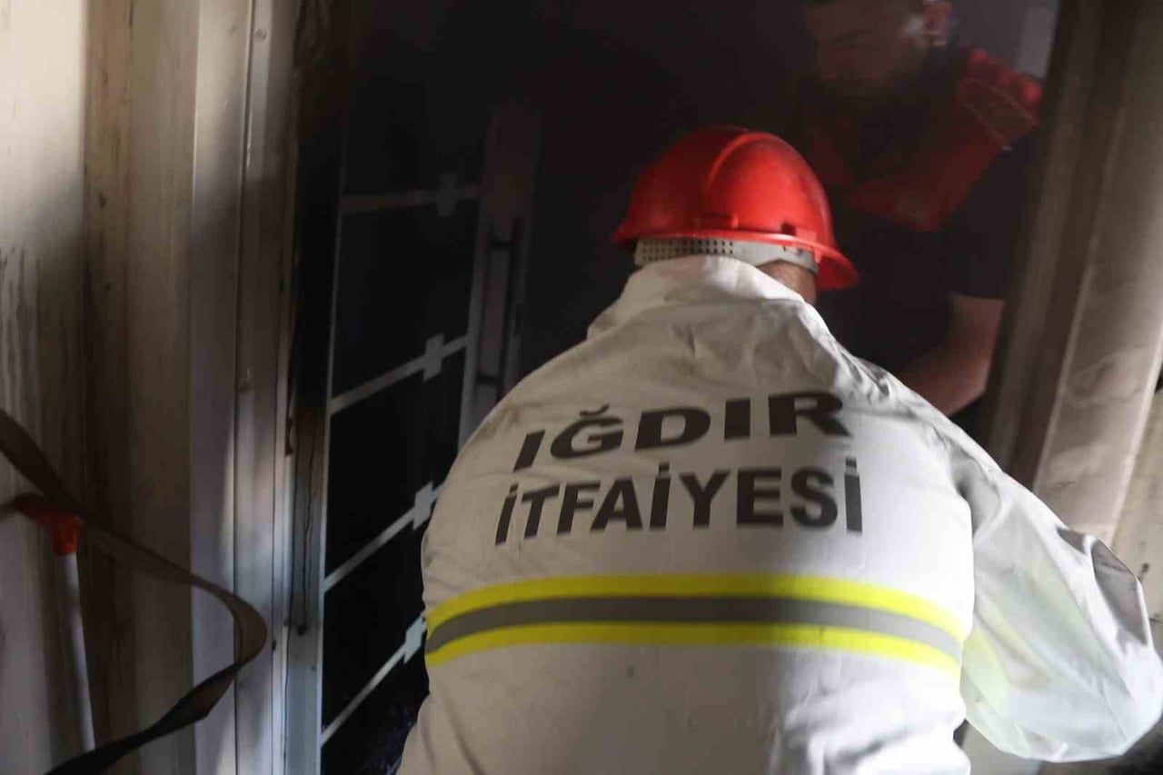 IĞDIR’DA ÇATI KATI YANGININDA ANNE VE DOWN SENDROMLU ÇOCUK DUMANDAN ETKİLENDİ