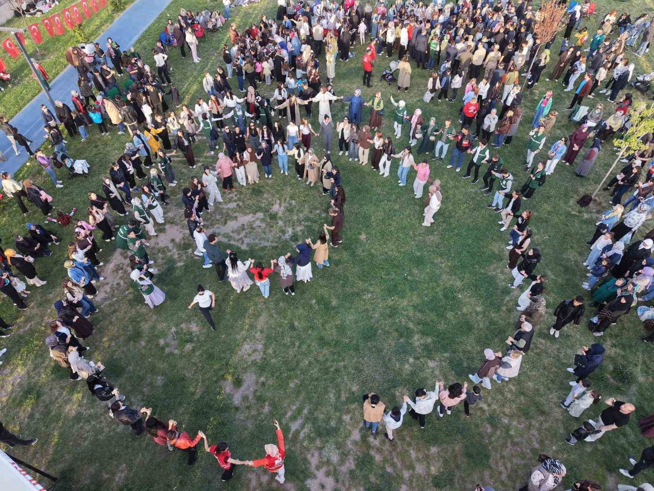 IĞDIR’DA HIDIRELLEZ ŞENLİĞİ RENKLİ GÖRÜNTÜLERE SAHNE OLDU