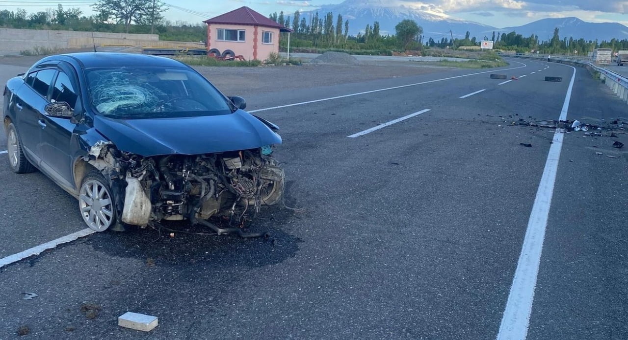 IĞDIR’DA OTOMOBİLİN REFÜJE ÇARPMASI SONUCU MEYDANA GELEN TRAFİK KAZASINDA 3 KİŞİ...