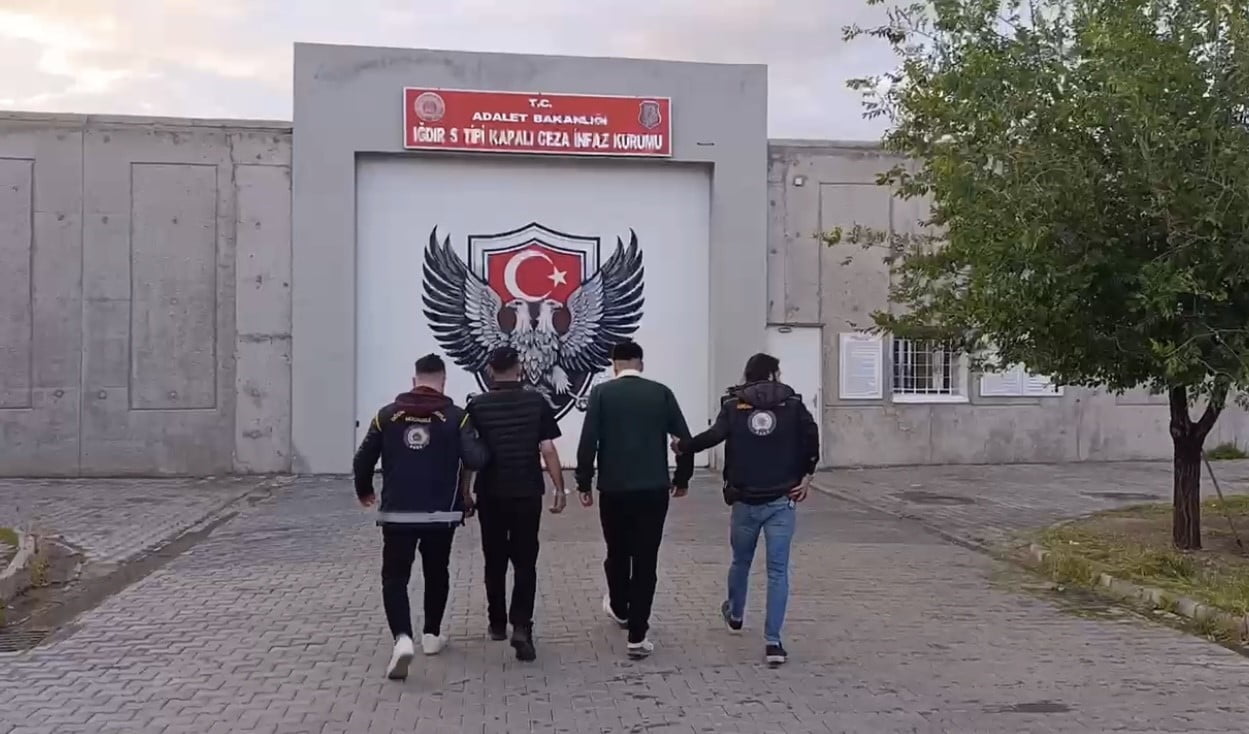 IĞDIR’DA YASA DIŞI YOLLARLA TÜRKİYE’YE GİRİŞ YAPMAYA ÇALIŞAN VE İNSAN TİCARETİ SUÇUNDAN FİRARİ...