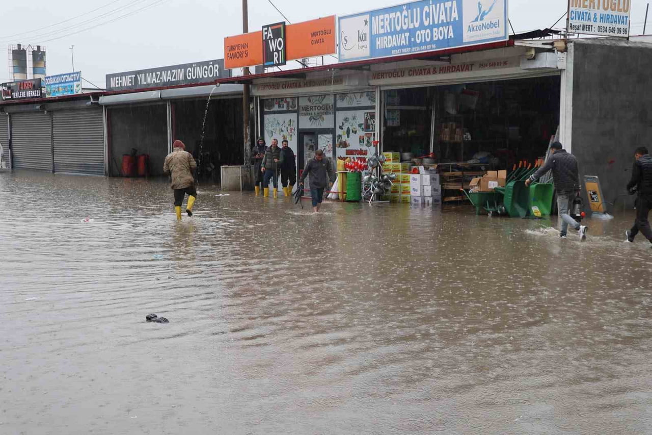 IĞDIR KÜÇÜK SANAYİ SİTESİ'NDEKİ İŞ YERLERİ SULAR ALTINDA KALDI