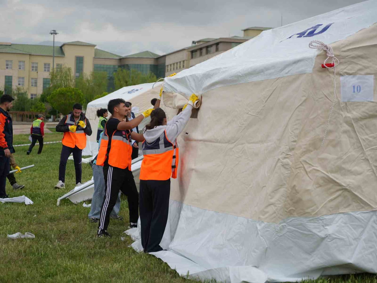 IĞDIR ÜNİVERSİTESİ İLE AFAD İŞ BİRLİĞİNDE DÜZENLENEN "AFETE HAZIR KAMPÜS ÇADIRKENT KURMA...