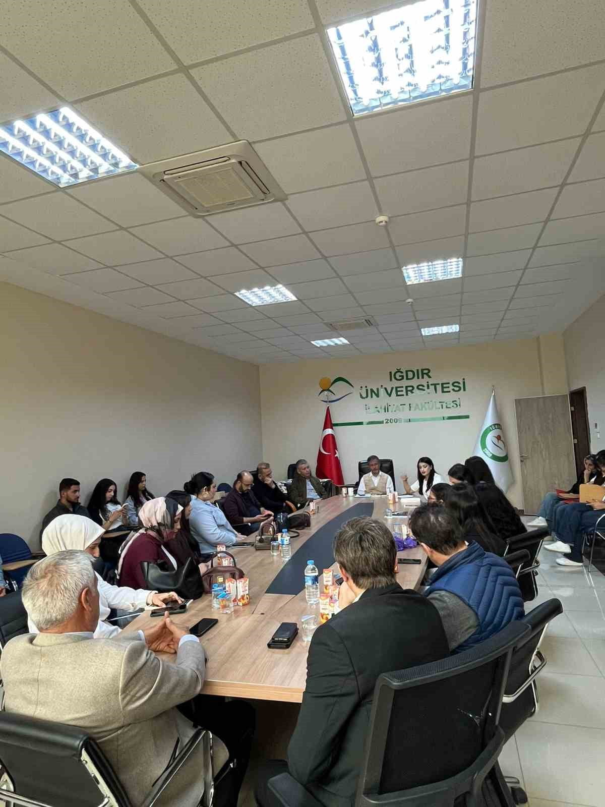 IĞDIR ÜNİVERSİTESİ’NDE KİTAP TAHLİLİ ETKİNLİĞİ DÜZENLENDİ