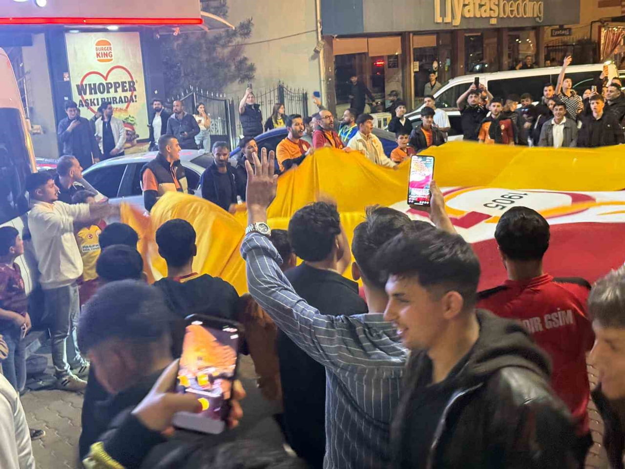 IĞDIR VALİ YOLU’NDA BİR ARAYA GELEREK ŞAMPİYONLUK COŞKUSUNU BİRLİKTE YAŞADI.