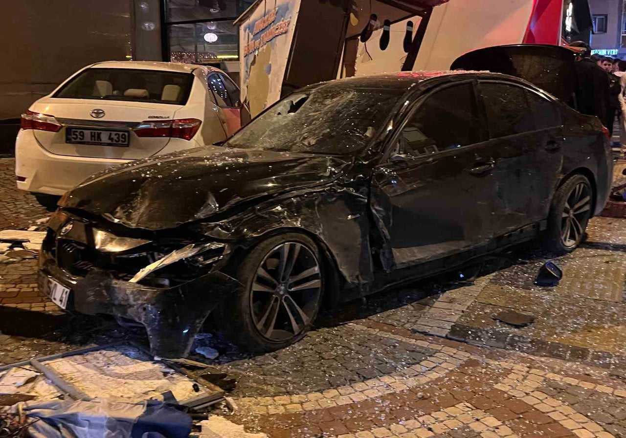 İHBAR ÜZERİNE OLAY YERİNE 112 ACİL SAĞLIK, İTFAİYE VE POLİS EKİPLERİ SEVK EDİLDİ.