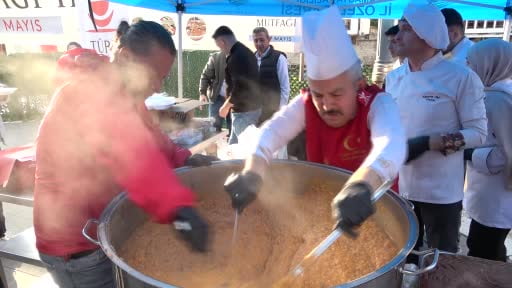 İki dev kazan dolusu keşkek 30 dakikada dağıtıldı