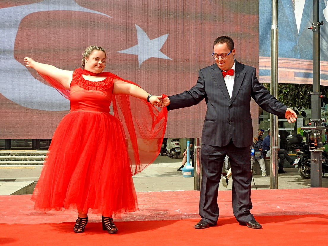 İKİ ENGELLİNİN DANS GÖSTERİSİ BÜYÜK ALKIŞ ALDI