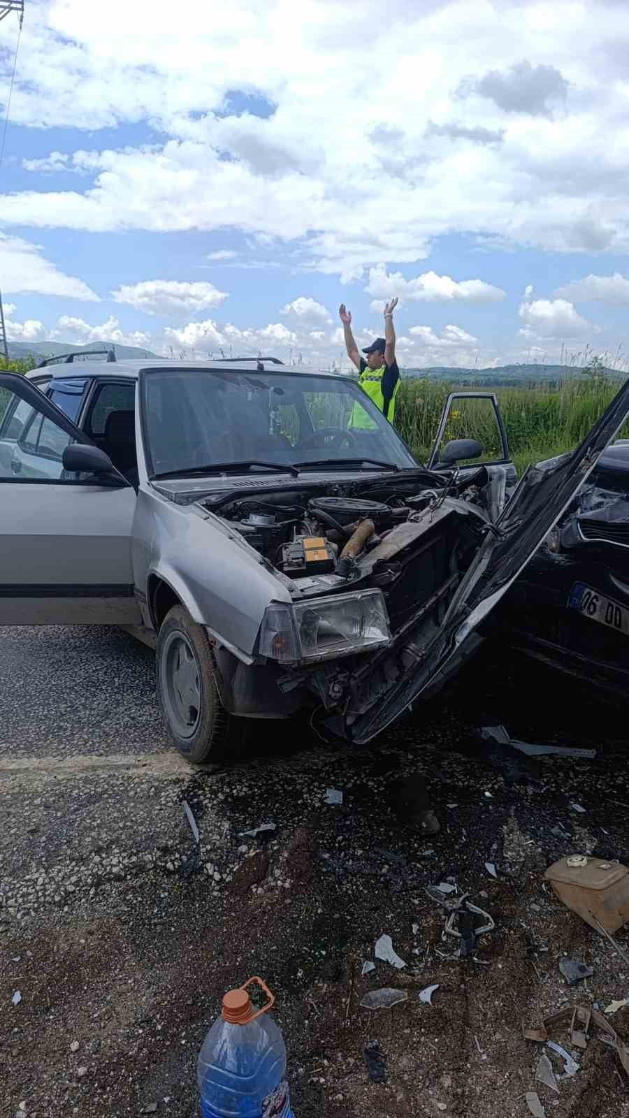 İKİ OTOMOBİLİ KARIŞTIĞI KAZADA 3 KİŞİ YARALANDI