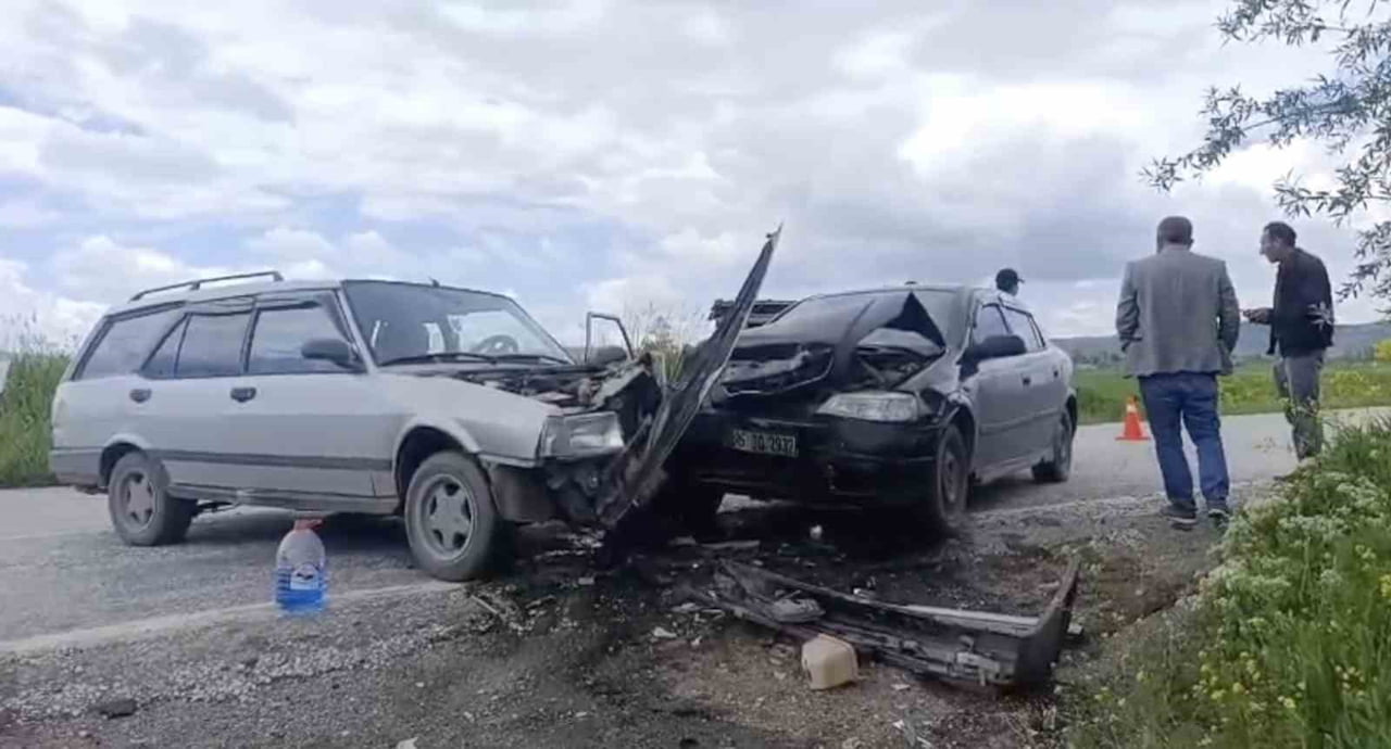 İKİ OTOMOBİLİ KARIŞTIĞI KAZADA 3 KİŞİ YARALANDI