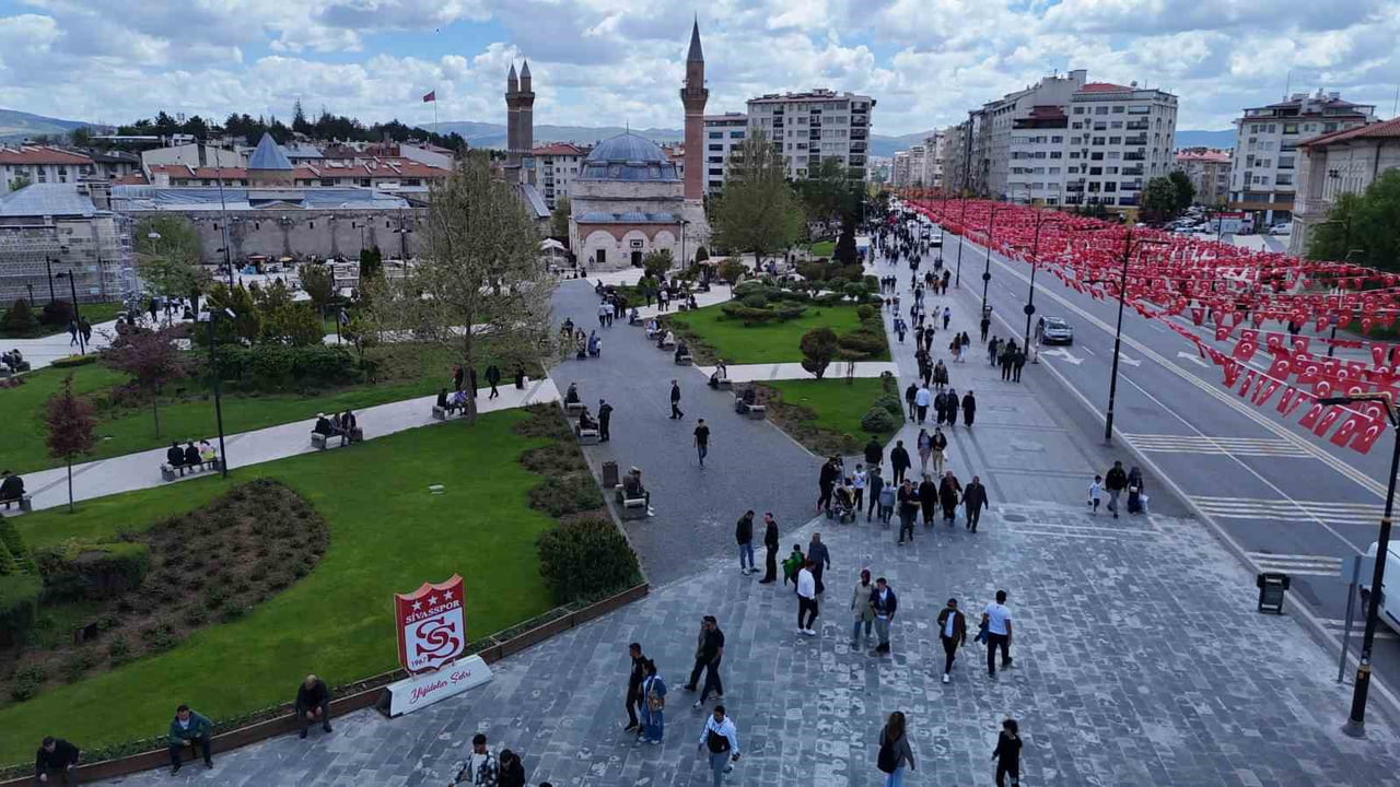 İL DIŞINDA YAŞAYAN SİVASLILAR 9 GÜNLÜK BAYRAM TATİLİNİ FIRSAT BİLDİ. KURBAN BAYRAMI NEDENİYLE...