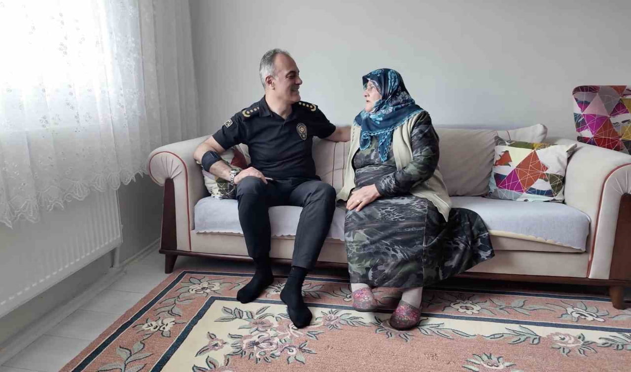 İL EMNİYET MÜDÜRÜ TAMER TAŞ, ŞEHİT ANNESİNİ EVİNDE ZİYARET ETTİ.