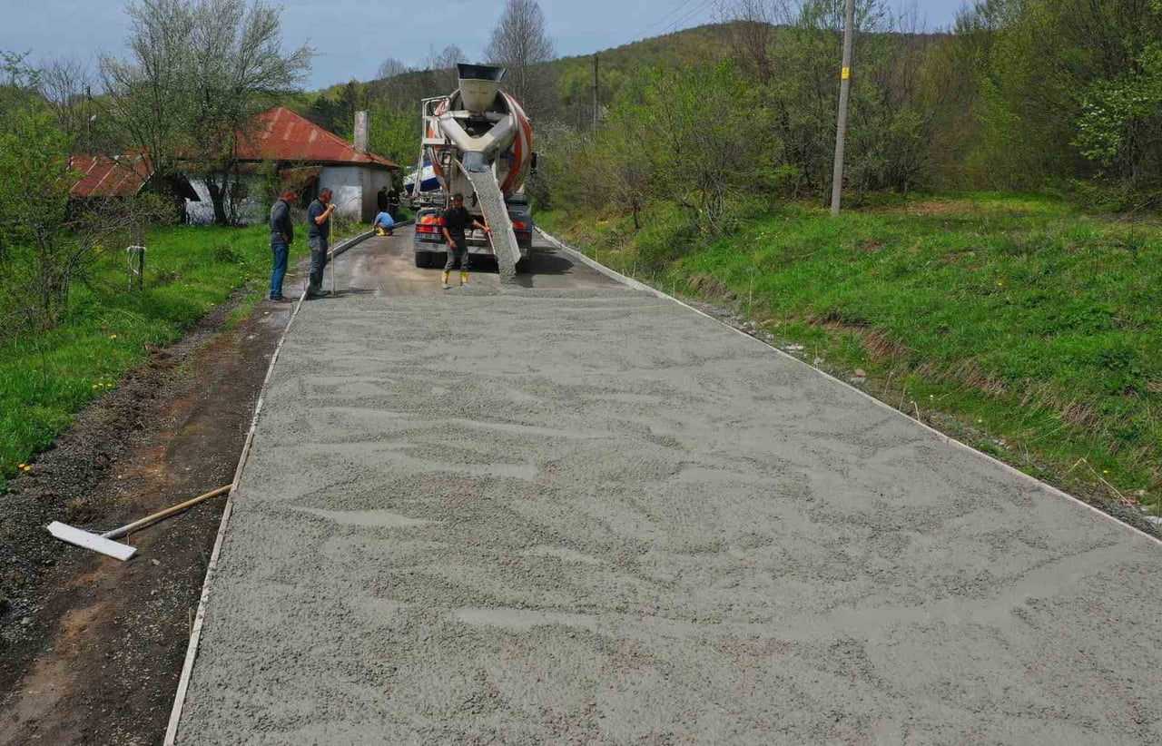 İL GENELİNDE BİRÇOK NOKTADA ULAŞIMI DAHA GÜVENLİ VE KONFORLU HALE GETİREN EKİPLER, BU KEZ AKKUŞ...