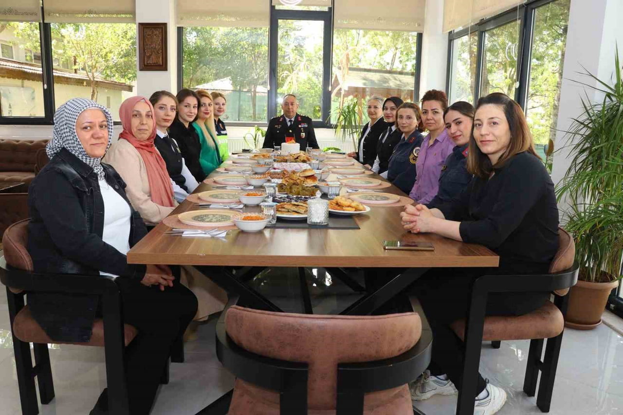 İL JANDARMA KOMUTANI VANLI’DAN KADIN PERSONELE ‘ANNELER GÜNÜ’ KUTLAMASI