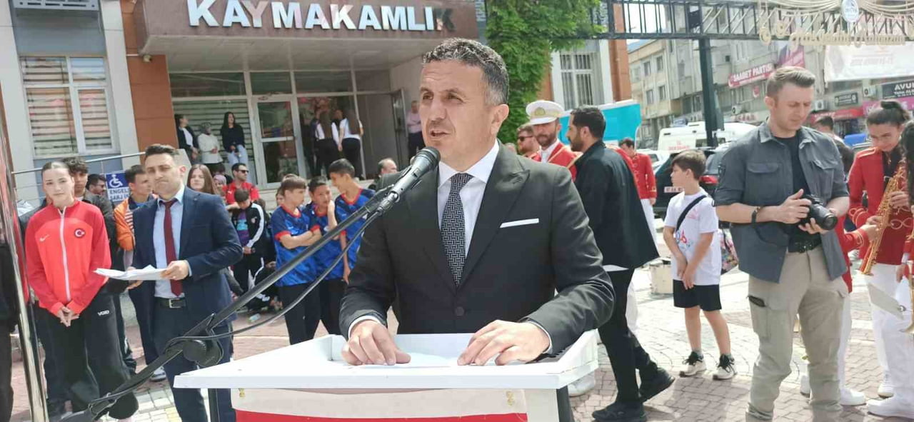 İLÇE GENÇLİK VE SPOR MÜDÜRÜ GÜNÜN ANLAM VE ÖNEMİNİ BELİRTEN KONUŞMASINI...