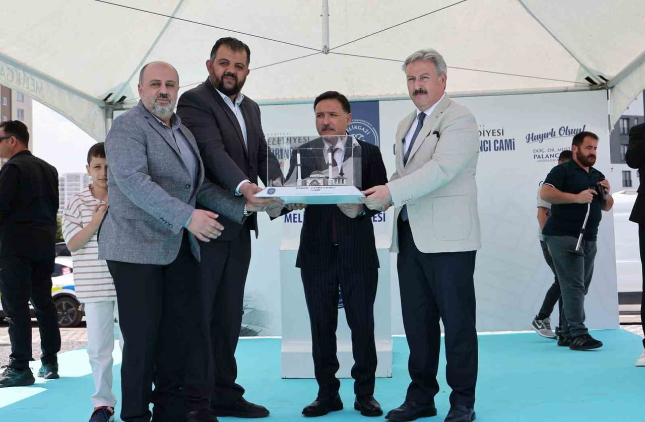 İLÇEYE FARKLI ALANDA REKOR HİZMETLER KAZANDIRAN VE BİRÇOK PROJENİN DE YAKINDA AÇILIŞINI YAPACAK...