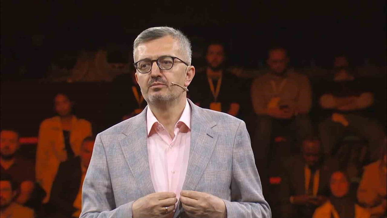 İLETİŞİM BAŞKANI BURHANETTİN DURAN PROGRAMDA KONUŞMA YAPTI