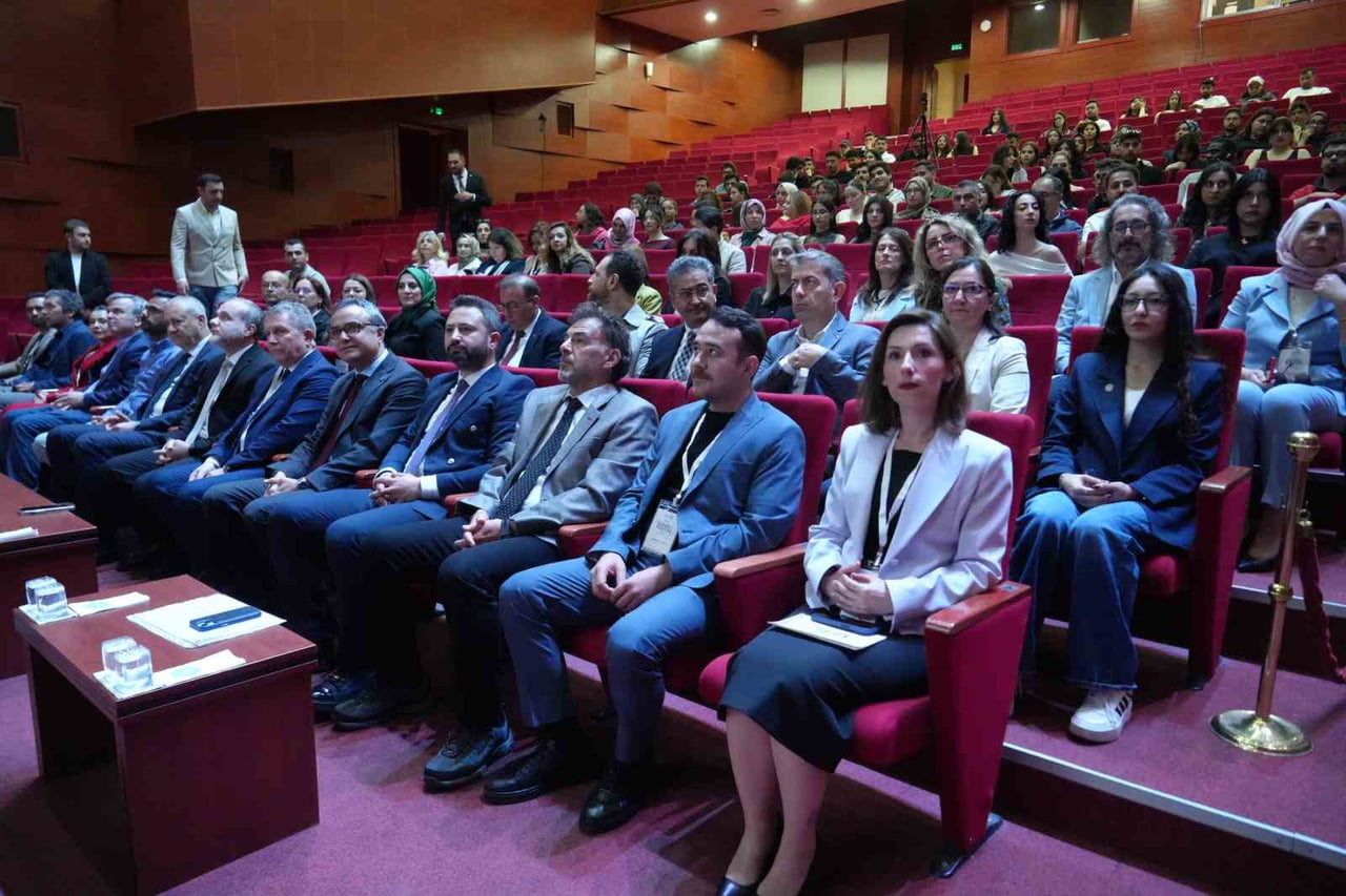 İLETİŞİM DÜNYASININ ÖNEMLİ İSİMLERİ NÖHÜ’DE GENÇLERLE BULUŞUYOR