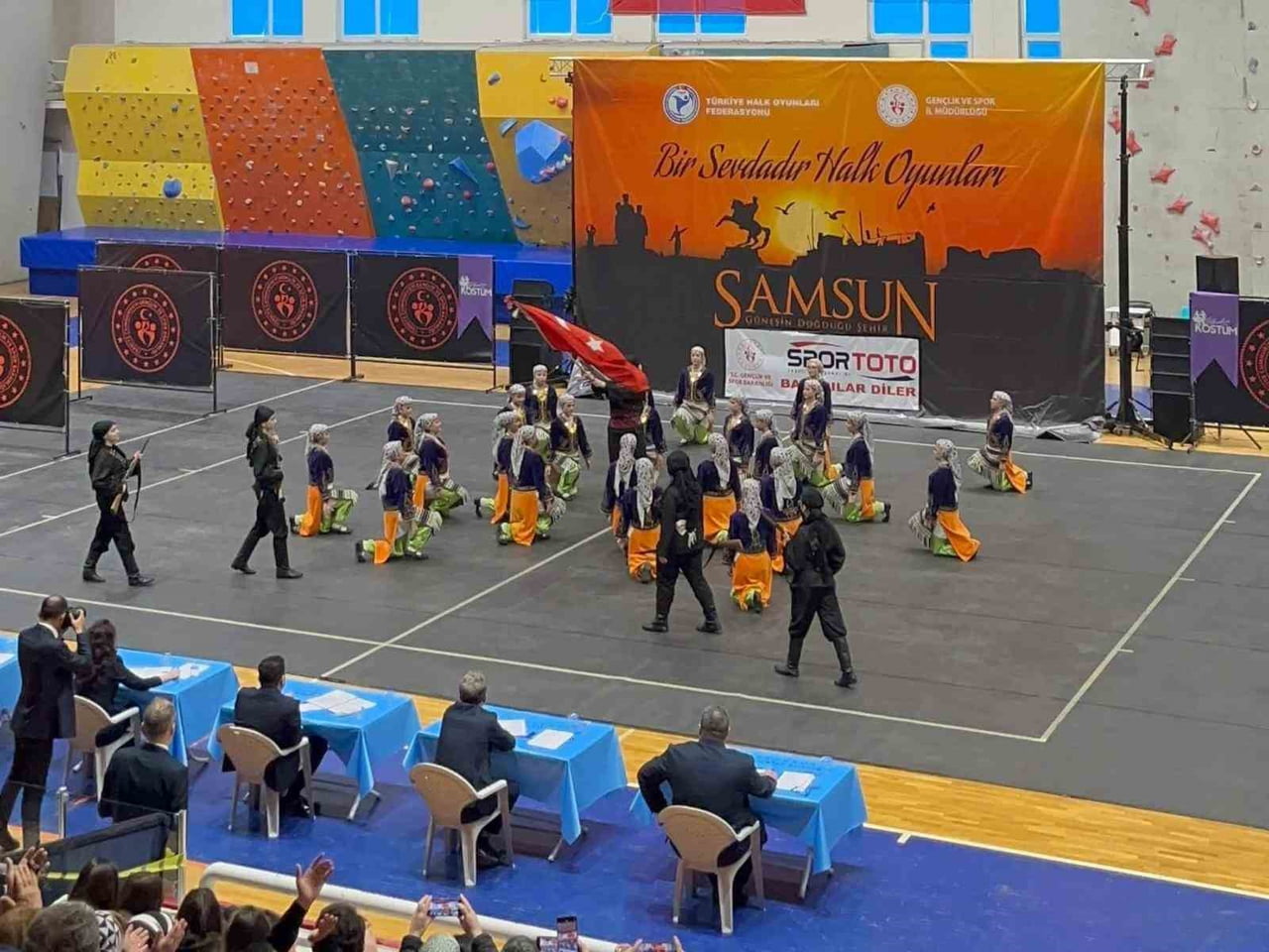 İLKADIM BELEDİYE GENÇLİK VE SPOR KULÜBÜ HALK OYUNLARI EKİBİ, BÖLGE YARIŞMALARINDA ELDE ETTİĞİ...