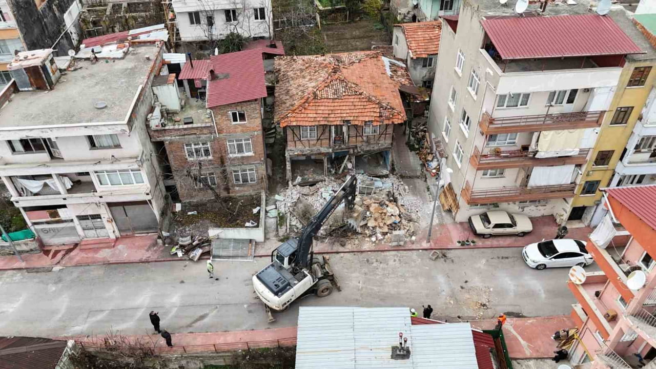 İLKADIM BELEDİYESİ, KENTTE TEHLİKE OLUŞTURAN, SUÇ YUVASINA DÖNÜŞEN VE YIKILMA RİSKİ TAŞIYAN METRUK...