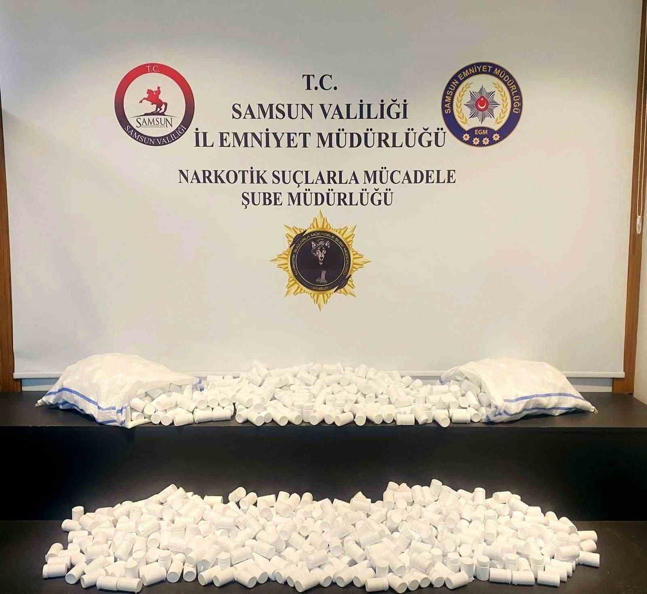İLKADIM İLÇESİNDE NARKOTİK EKİPLERİNCE DÜZENLENEN OPERASYONDA 51 BİN 800 ADET UYUŞTURUCU HAP ELE...