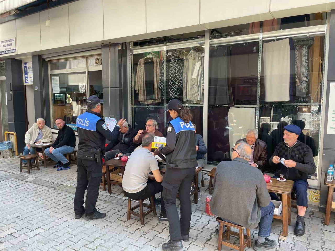 İLKADIM İLÇESİNDE POLİS EKİPLERİNCE YÜRÜTÜLEN BİLGİLENDİRME ÇALIŞMASINDA 327 VATANDAŞA...