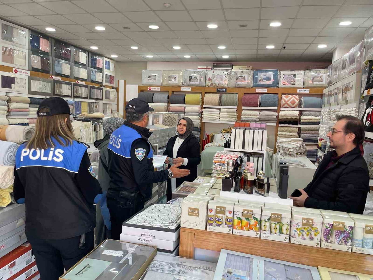 İLKADIM İLÇESİNDE POLİS EKİPLERİNCE YÜRÜTÜLEN BİLGİLENDİRME ÇALIŞMASINDA 327 VATANDAŞA...