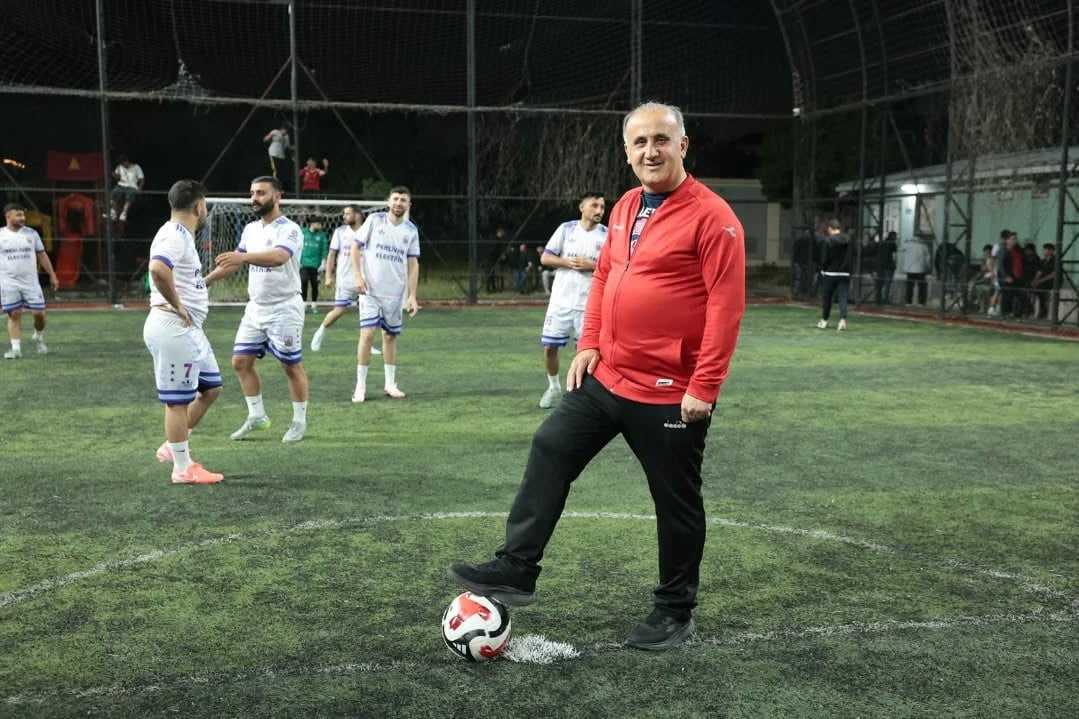 İNCİRLİOVA BELEDİYE BAŞKANI AYTEKİN KAYA, GERENKOVA MAHALLESİ’NDE DÜZENLENEN HALI SAHA TURNUVASINA...