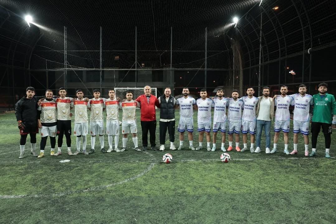 İNCİRLİOVA BELEDİYE BAŞKANI AYTEKİN KAYA, GERENKOVA MAHALLESİ’NDE DÜZENLENEN HALI SAHA TURNUVASINA...