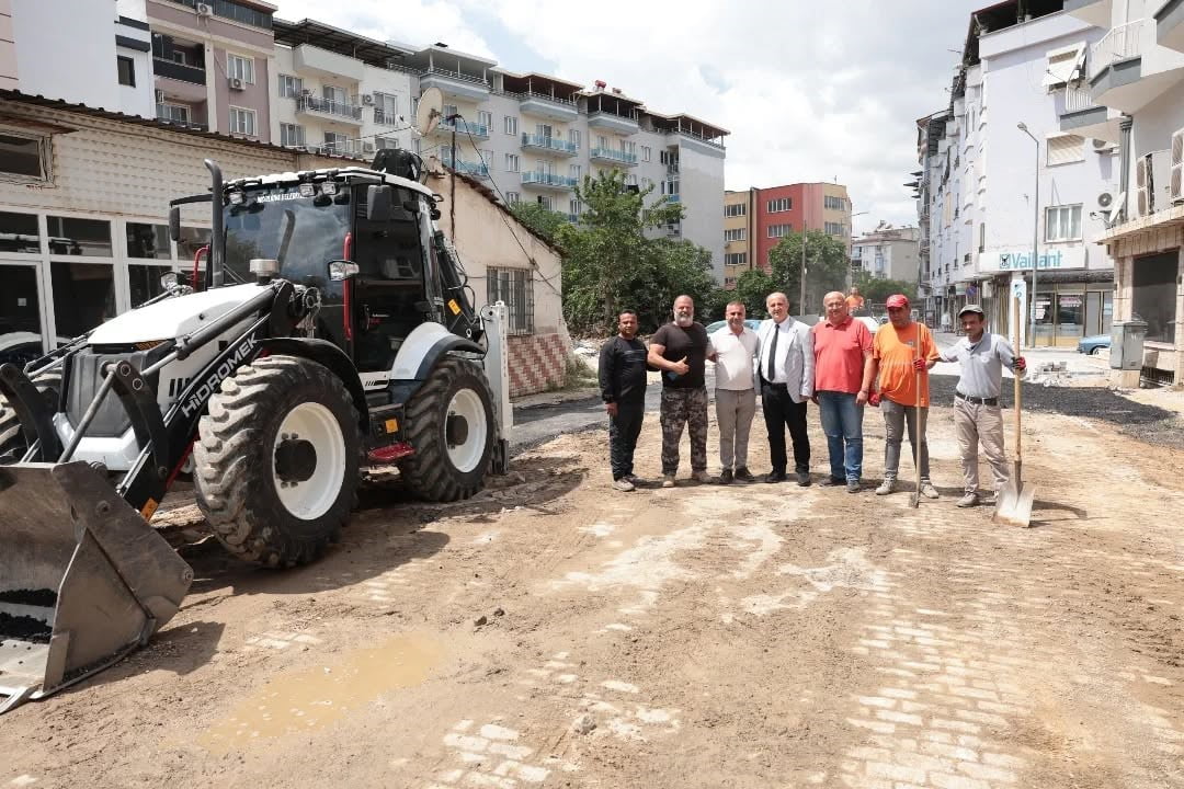 İNCİRLİOVA BELEDİYE BAŞKANI AYTEKİN KAYA, İLÇEDE SÜRDÜRÜLEN ÇALIŞMALARI YERİNDE İNCELEYEREK HEM...