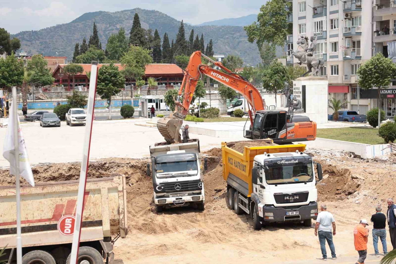 İNCİRLİOVA’NIN YENİ MEYDAN PROJESİ’NDE İLK KAZMA VURULDU