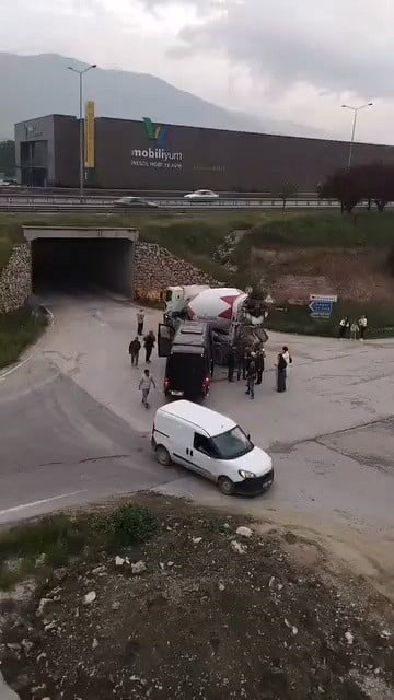 İNEGÖL İLÇESİNDE BETON MİKSERİ İLE TUR MİNİBÜSÜNÜN ÇARPIŞTIĞI KAZADA 2 KİŞİ...