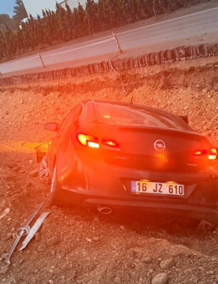 İNEGÖL İLÇESİNDE KONTROLDEN ÇIKAN OTOMOBİL ÜSTGEÇİT İNŞAATINA UÇTU.