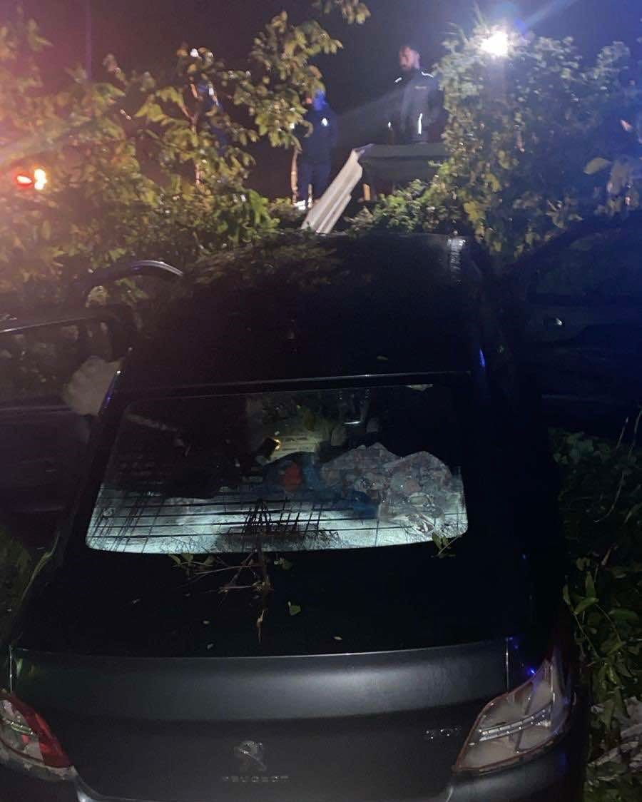 İNEGÖL İLÇESİNDE KONTROLDEN ÇIKARAK TARLAYA UÇAN OTOMOBİLDEKİ 4 KİŞİ YARALANDI.