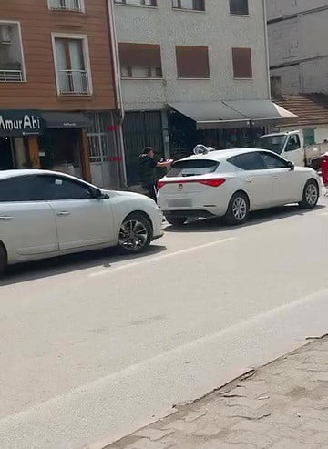 İNEGÖL İLÇESİNDE OTOMOBİL SÜRÜCÜSÜ İLE ELEKTRİKLİ BİSİKLET SÜRÜCÜSÜ ARASINDA ÇIKAN YOL VERME...