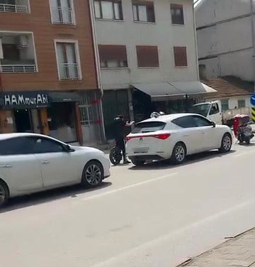 İNEGÖL İLÇESİNDE OTOMOBİL SÜRÜCÜSÜ İLE ELEKTRİKLİ BİSİKLET SÜRÜCÜSÜ ARASINDA ÇIKAN YOL VERME...